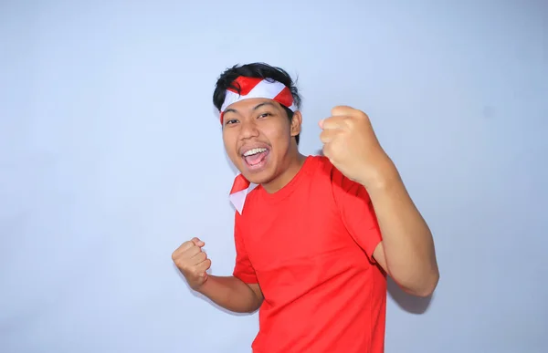 Porträt Eines Aufgeregten Indonesischen Jungen Mannes Der Mit Rotem Shirt — Stockfoto
