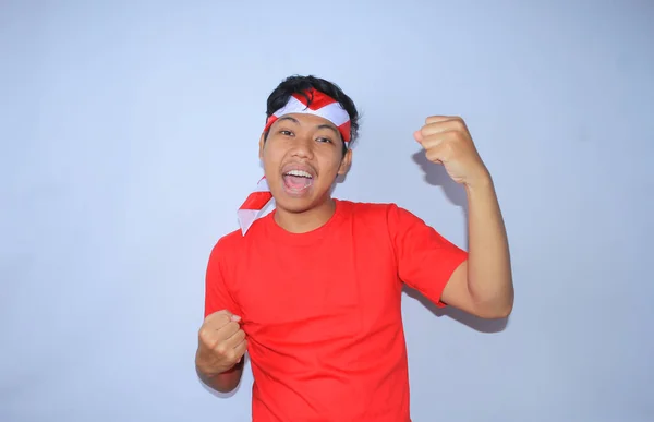 Portrait Jeune Homme Indonésien Excité Levé Son Poing Pour Célébrer — Photo