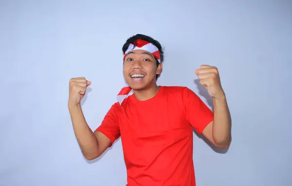 Портрет Збудженого Індонезійського Молодого Чоловіка Підняв Кулак Щоб Відсвяткувати Свій — стокове фото