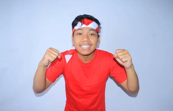 Portrét Vzrušeného Indonéského Mladíka Pozvedl Pěst Aby Oslavil Svůj Úspěch — Stock fotografie