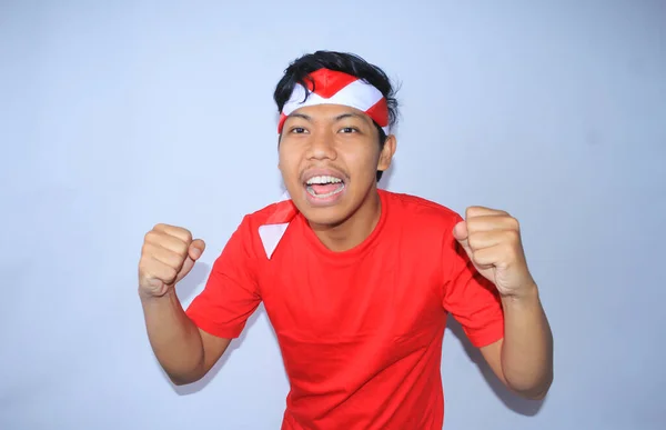 Portret Podekscytowanego Indonezyjskiego Młodzieńca Podniósł Pięść Aby Uczcić Jego Sukces — Zdjęcie stockowe