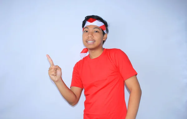Щасливий Індонезійський Молодий Дорослий Посміхається Вказує Палець Бік Представлення Продукту — стокове фото