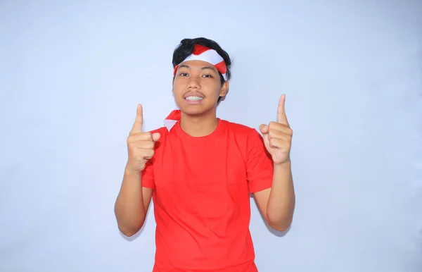 Щасливий Індонезійський Молодий Дорослий Посміхається Вказує Палець Представлення Продукту Червоній — стокове фото