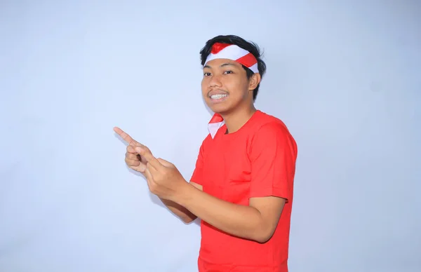 Feliz Joven Adulto Indonesio Sonríe Señala Dedo Hacia Lado Presentando —  Fotos de Stock