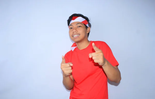 Mutlu Endonezyalı Genç Yetişkin Gülümsüyor Kameraya Işaret Ediyor Kırmızı Tişört — Stok fotoğraf