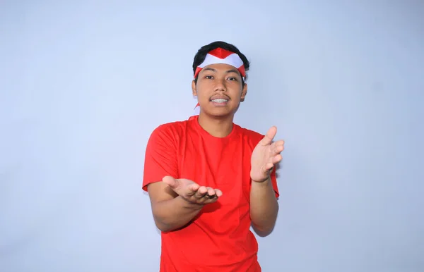 Hombre Joven Adulto Indonesio Está Mostrando Producto Imaginario Hacer Presentación — Foto de Stock