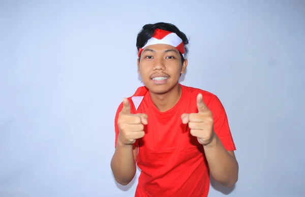Feliz Joven Adulto Indonesio Sonríe Señala Con Dedo Cámara Con — Foto de Stock