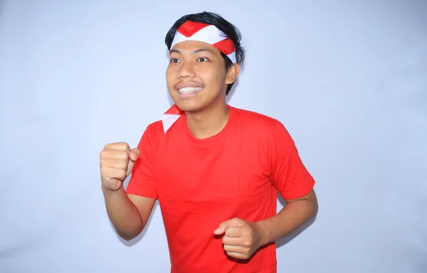 Onnellinen Indonesialainen Nuori Mies Käynnissä Poseeraa Hymyilevät Kasvot Saada Alennusta — kuvapankkivalokuva