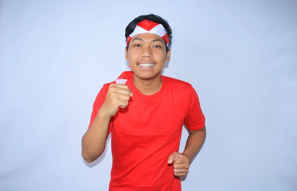 Boldog Indonéz Fiatalember Futó Póz Mosolygós Arc Hogy Kedvezményt Visel — Stock Fotó