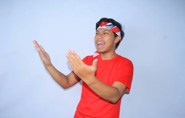 Stupito Indonesiano Mand Mostrando Gesto Presentando Con Mani Alzate Espressione — Foto Stock