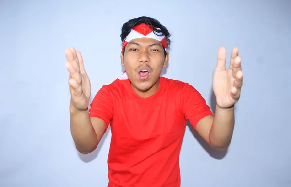 Verblüffter Ndonesischer Mann Hebt Aufgeregt Die Hände Den Indonesischen Unabhängigkeitstag — Stockfoto