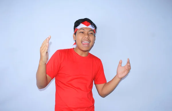 Portret Podekscytowany Indonezyjski Człowiek Pokazać Gest Zapraszając Podniesionymi Rękami Czerwonych — Zdjęcie stockowe