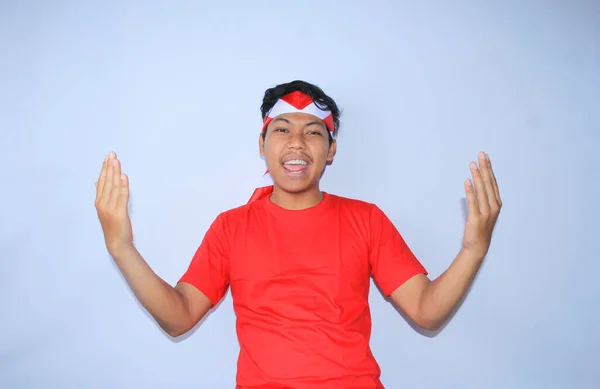 Portrait Homme Indonésien Excité Montrer Geste Invitant Avec Les Mains — Photo