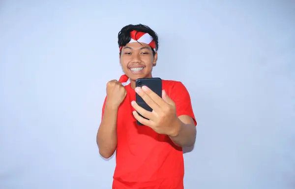 Endonezyalı Serbest Çalışan Adam Projeyi Bitirdikten Sonra Cep Telefonuna Bakıp — Stok fotoğraf