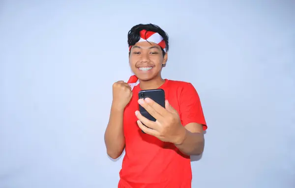 Endonezyalı Serbest Çalışan Adam Projeyi Bitirdikten Sonra Cep Telefonuna Bakıp — Stok fotoğraf