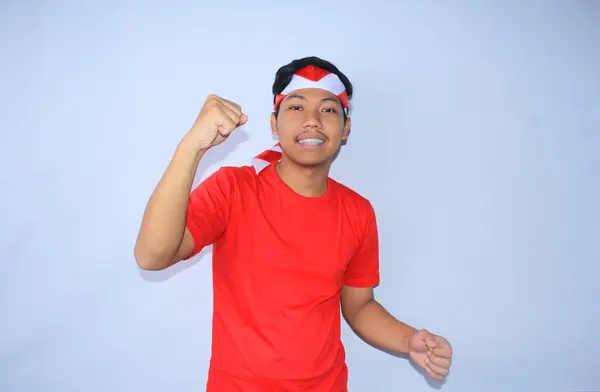 Щасливий Індонезійський Молодий Дорослий Рабство Його Кулак Робить Жест Переможця — стокове фото