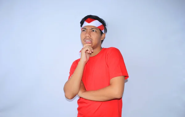 Pensativo Joven Indonesio Pensando Sospechando Con Las Manos Barbilla Con —  Fotos de Stock
