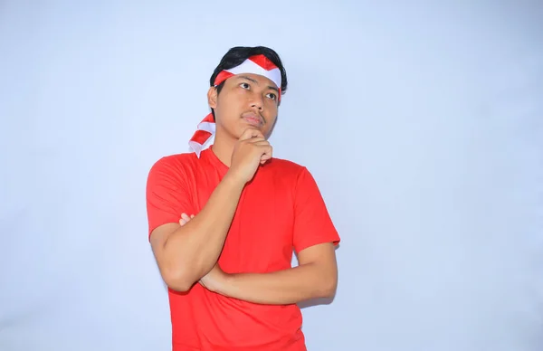 Doordachte Indonesische Jongeman Denken Vermoeden Met Handen Kin Dragen Rode — Stockfoto