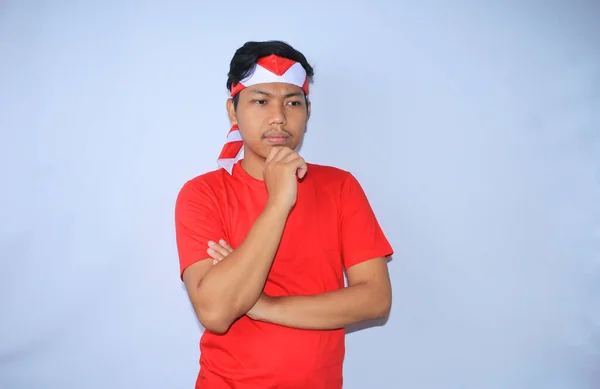 Вдумливий Індонезійський Молодий Чоловік Думає Підозрює Руками Підборідді Червоній Сорочці — стокове фото