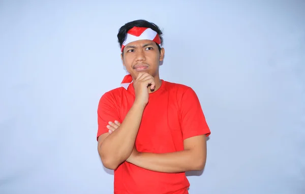 Pensativo Indonésio Jovem Pensando Suspeitando Com Mãos Queixo Vestindo Camiseta — Fotografia de Stock