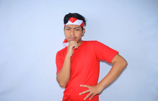 Doordachte Indonesische Jongeman Denken Vermoeden Met Handen Kin Dragen Rode — Stockfoto