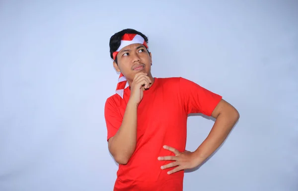 Вдумчивый Индонезийский Молодой Человек Думает Подозревает Руками Подбородке Носить Красную — стоковое фото