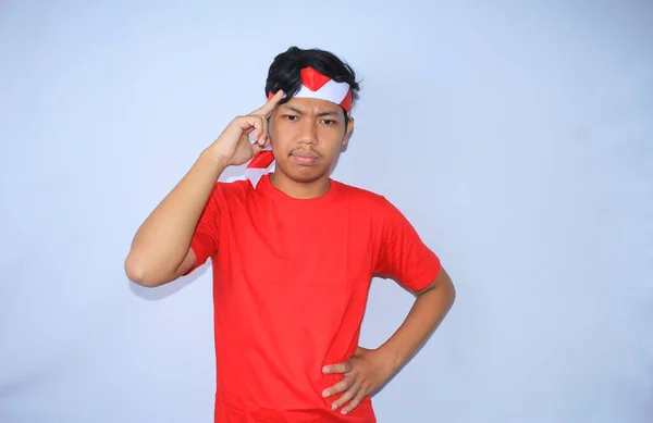인도네시아어 머리에 손으로 창의적인 아이디어에 브레인 스토밍 빨간색 티셔츠와 인도네시아 — 스톡 사진