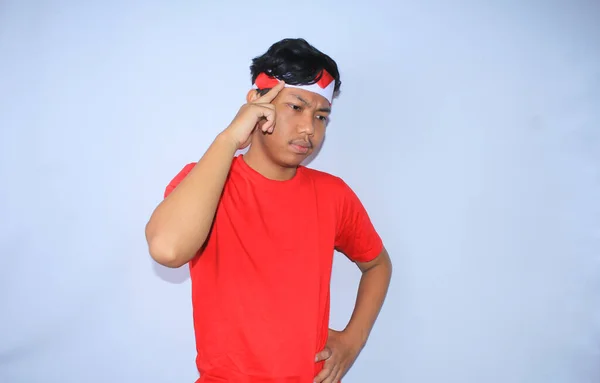 Индонезийский Молодой Человек Думает Мозговой Штурм Творческой Идеи Руками Голове — стоковое фото
