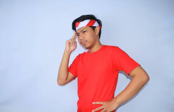 在印度尼西亚独立日 一个头戴红色T恤和头巾的印度年轻人头戴红衫 对创意进行思考和头脑风暴 — 图库照片