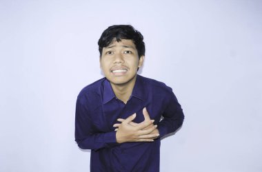 Kalp krizi, Asyalı bir ofis çalışanının göğsünü tutması kalp ağrısından acı çekmesi stresli bir işe sebep oldu. izole edilmiş beyaz