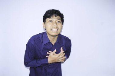 Kalp krizi, Asyalı bir ofis çalışanının göğsünü tutması kalp ağrısından acı çekmesi stresli bir işe sebep oldu. izole edilmiş beyaz