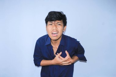 Kalp krizi, Asyalı bir ofis çalışanının göğsünü tutması kalp ağrısından acı çekmesi stresli bir işe sebep oldu. izole edilmiş beyaz