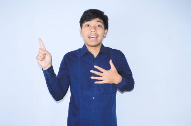 Minnettar Asyalı işadamı kalp krizi geçirdikten sonra gülümsüyor.