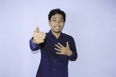 Minnettar Asyalı işadamı kalp krizi geçirdikten sonra gülümsüyor.