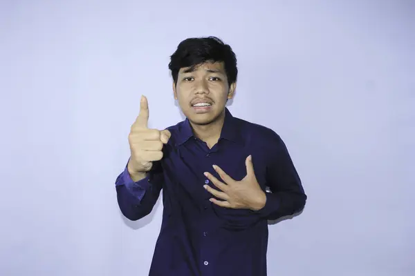 Frusterad Asiatisk Ung Affärsman Med Argt Ansikte Pekar Finger Och — Stockfoto