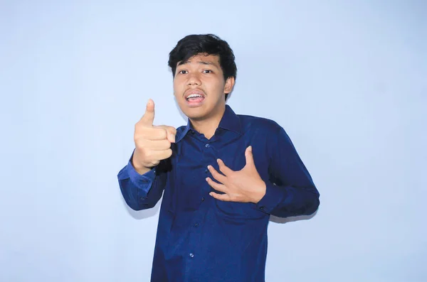 Frusterad Asiatisk Ung Affärsman Med Argt Ansikte Pekar Finger Och — Stockfoto