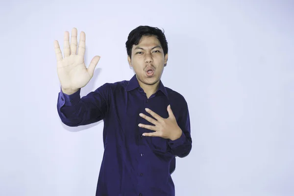 心脏病发作幸存者年轻的亚洲男子尖叫着说不 或者以高傲的表情作为停止的手势 举起手来停止不健康的生活方式 — 图库照片