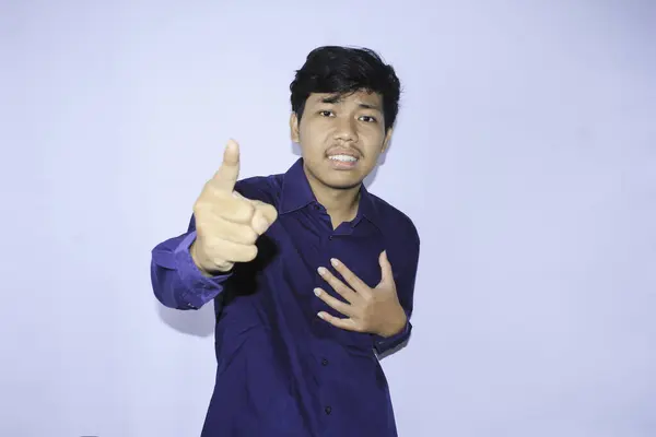 Öfkeli Yüzlü Asyalı Genç Adamı Kamerayı Işaret Ediyor Flas Için — Stok fotoğraf