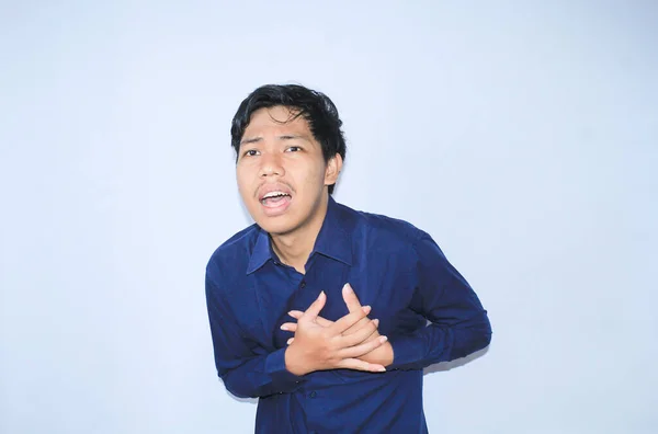 Hjärtinfarkt Asiatisk Kontorsarbetare Med Bröstsmärtor Orsakade Stressigt Arbete Isolerad Vit — Stockfoto