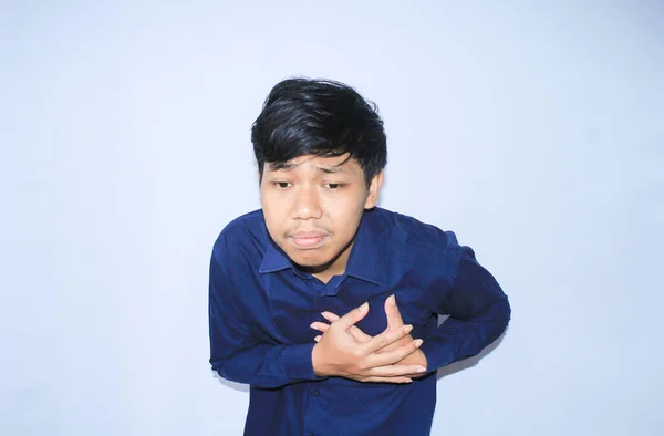 Kalp Krizi Asyalı Bir Ofis Çalışanının Göğsünü Tutması Kalp Ağrısından — Stok fotoğraf