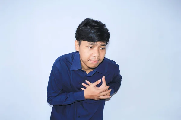 心脏病发作时 亚洲的上班族抱着自己的胸口忍受着心脏病的折磨 导致工作压力大 孤立的白色 — 图库照片