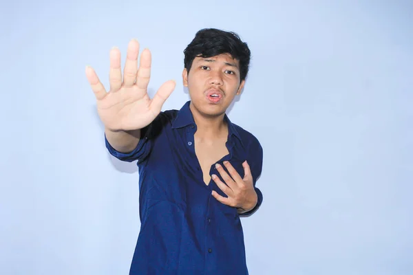 Vystrašený Asijský Muž Zvednout Ruce Jako Stop Znamení Gesto Držet — Stock fotografie