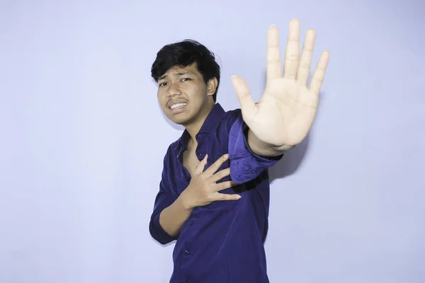 Испуганный Азиатский Человек Поднимает Руки Стоп Знаки Жеста Держать Грудь — стоковое фото