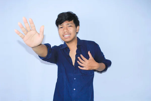 Assustado Ásia Homem Levantar Suas Mãos Como Parar Sinais Gesto — Fotografia de Stock