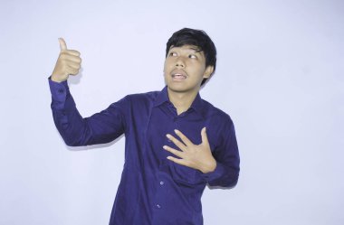 Minnettar yüzüyle gülümseyen Asyalı gururlu genç adam kalp krizinden kurtuldu ve iyileşme sürecinde göğsü tutuluyor.