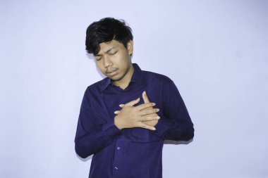 Zayıf Asyalı ofis çalışanı bilincini kaybetti ve zaman geçtikçe kalp krizi geçirdi.