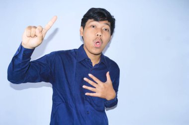 Şaşırmış genç Asyalı yüz ifadesiyle başarılı bir kalp hastalığı önleme kampanyası fikrini işaret ediyor.