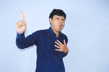 Şaşırmış genç Asyalı yüz ifadesiyle başarılı bir kalp hastalığı önleme kampanyası fikrini işaret ediyor.