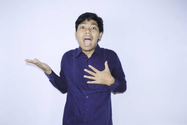 Bağıran Asyalı iş adamı, göğsüne dokunarak kalp krizi geçiriyor.