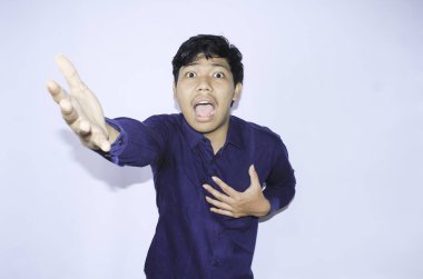 Kalp krizi geçiren Asyalı bir ofis çalışanı kalp ağrısından muzdarip yardım istemek için göğsüne dokunuyor ve bağırıyordu.